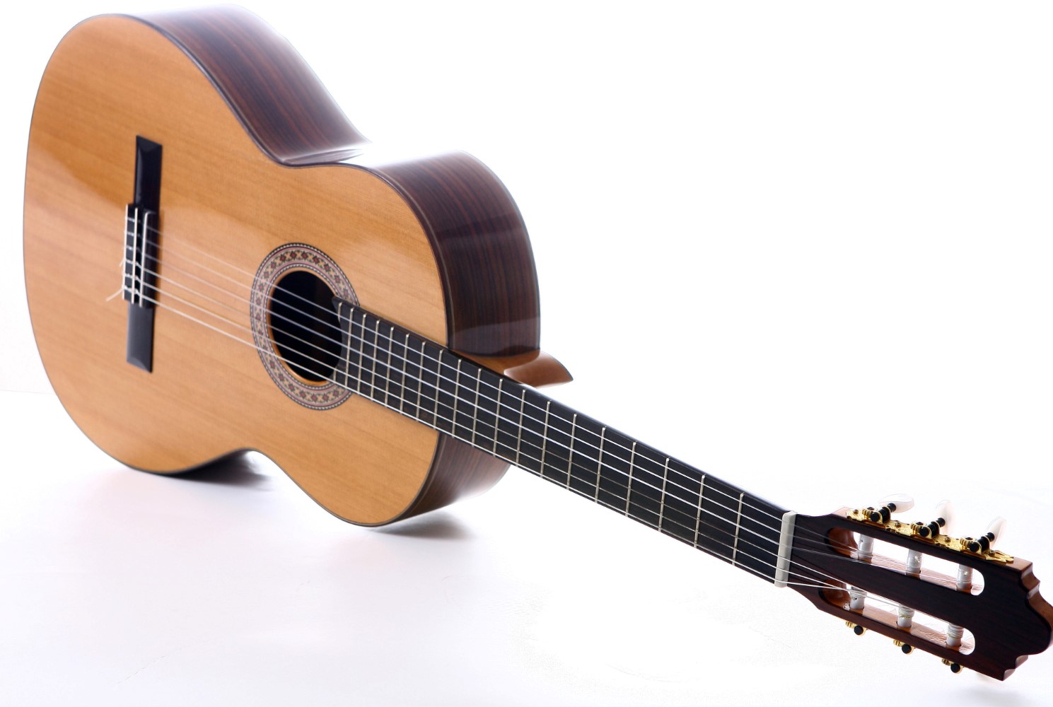 Dos aspectos para elegir las mejores cuerdas para tu guitarra clásica.
